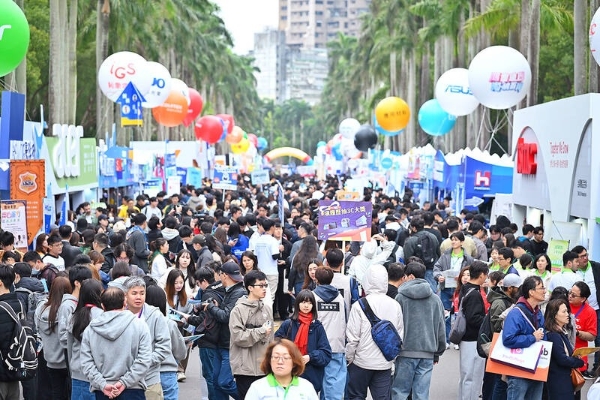 Người lao động tham dự hội chợ việc làm thường niên tại khuôn viên Đại học Quốc gia Đài Loan. Theo ban tổ chức, năm nay có tổng cộng 347 công ty trong và ngoài nước tham gia, với 450 gian hàng và hơn 40.000 vị trí việc làm được đăng tuyển.