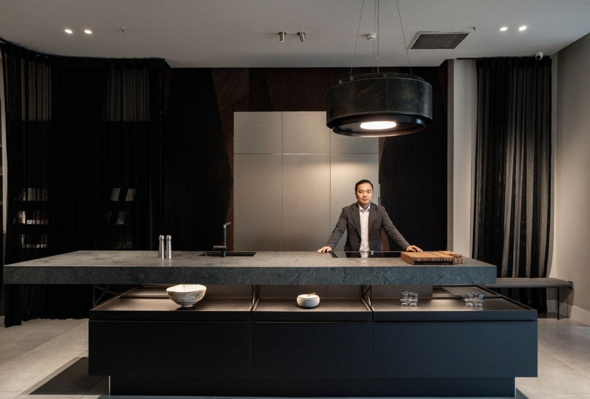 KTS Vương Đạo Hoàng với mẫu bếp +MODO - Thiết kế bếp tiêu biểu của Poggenpohl. Ảnh: EUDS.