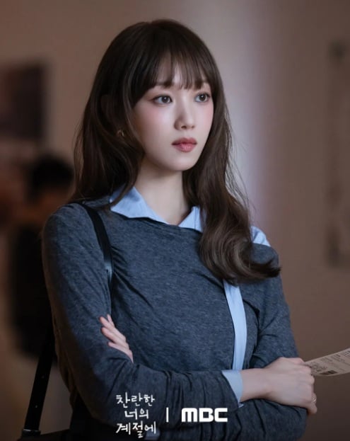 Thay vì chồng nhiều lớp trang phục phức tạp, các bản phối trong phim được xây dựng theo hướng tối giản và gọn gàng.