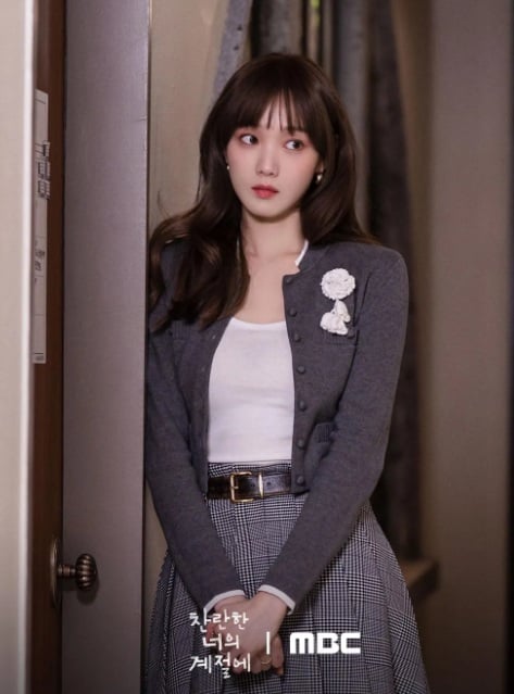 Những bản phối váy trong phim thường không quá cầu kỳ, nhưng nhờ sự cân bằng về màu sắc và phom dáng, chúng vẫn tạo được sức hút riêng.