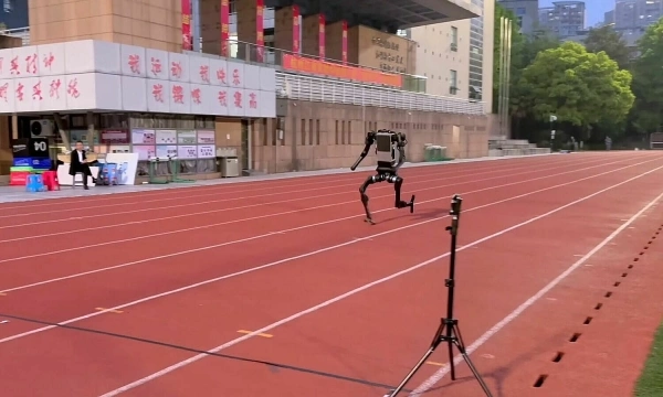 Robot hình người Trung Quốc tiến sát kỷ lục tốc độ của người