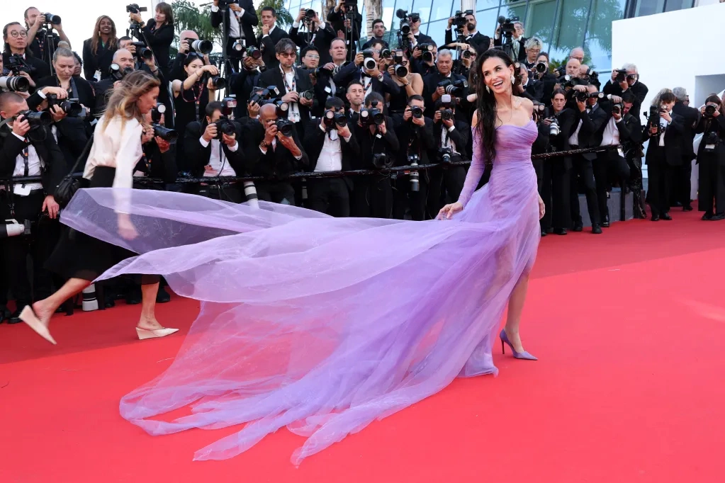 Demi Moore nổi bật trên thảm đỏ Cannes ngày thứ hai