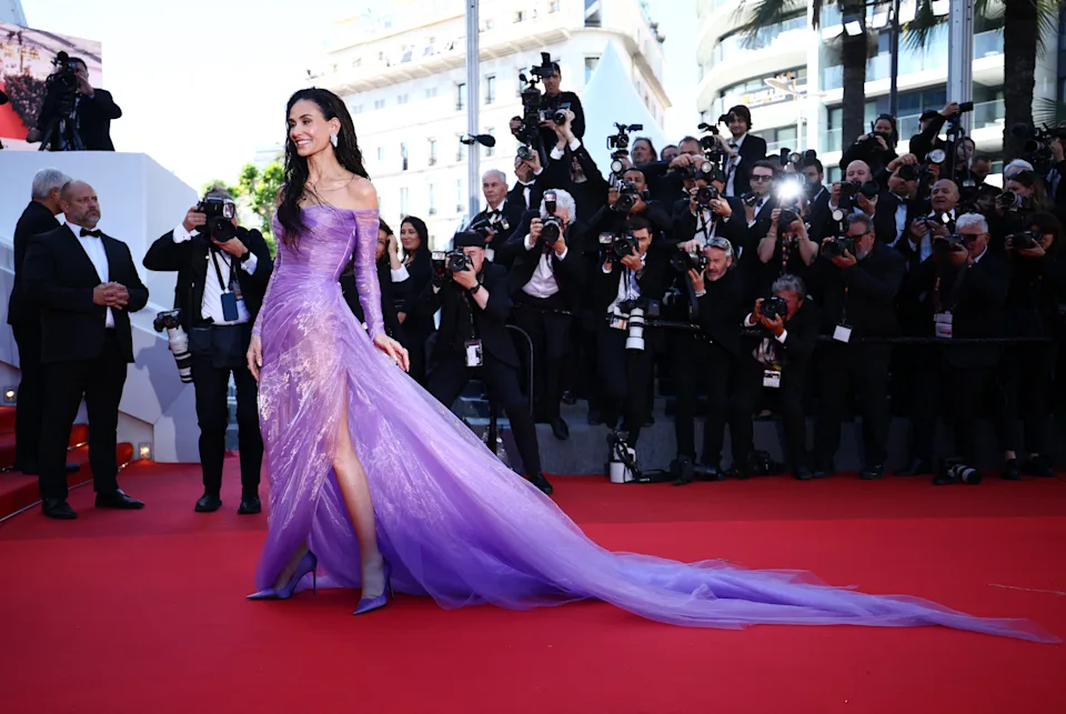 Demi Moore nổi bật trên thảm đỏ Cannes ngày thứ hai